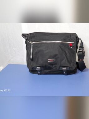 🏝SALE🏝Tumi Black Crossbody Messenger Bag with Red Accent- LIKE NEW